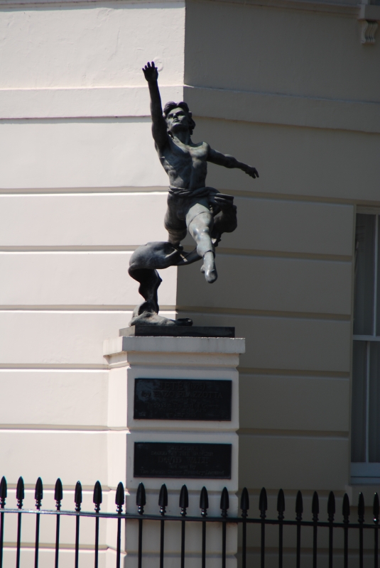 Near Vauxhall Bridge
Keywords: London Nikon Statue