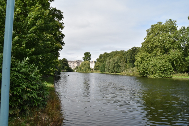 Keywords: London Buckingham Palace Nikon Building Lake St James Park