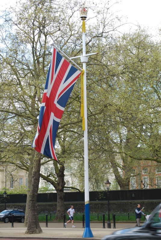 The Mall
I've only just realised these flags are not always up.  Guess I've only been here when something is happening
Keywords: Union Jack Buckingham Palace London Flag Nikon