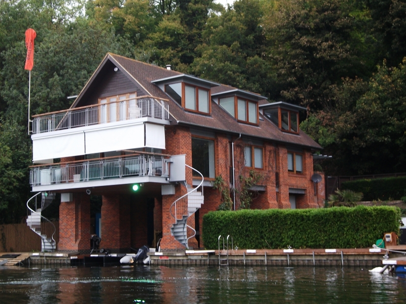 Awesome looking house . . .
Thames boat trip - Caversham Lock to Mapledurham Lock
Keywords: River Thames Reading Building Fujifilm