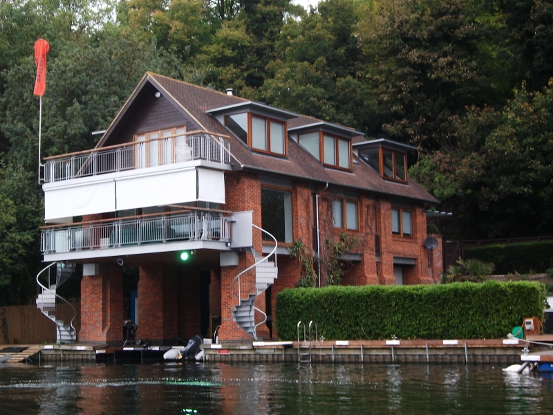 Awesome looking house . . .
Thames boat trip - Caversham Lock to Mapledurham Lock
Keywords: River Thames Reading Building Fujifilm