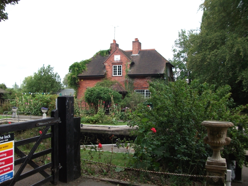 Sonning Lock Keepers House
Cycle ride from Whitley to Sonning (Kennet and Thames)
Keywords: River Thames Sonning Lock Building Reading Fujifilm