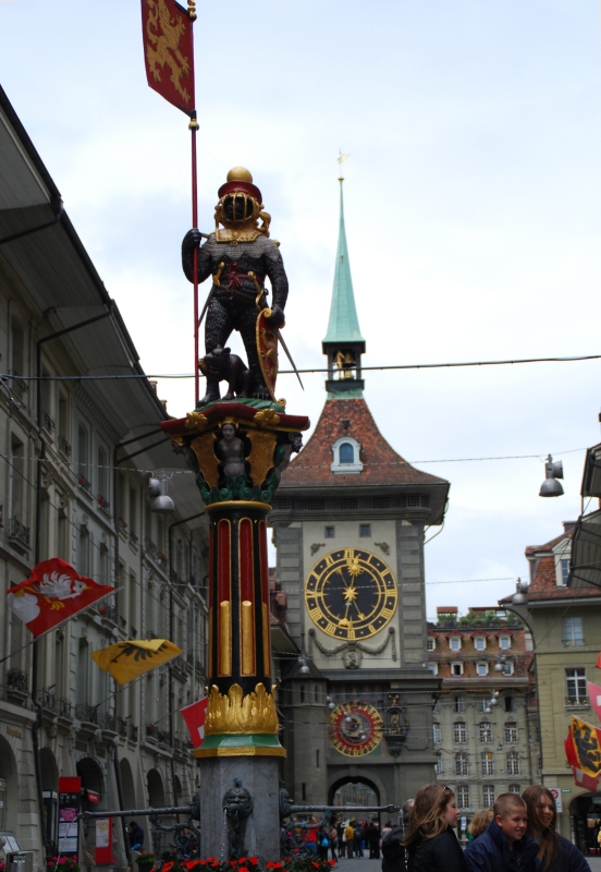 Zytglogge and Bear Diver
Keywords: Switzerland Bern Nikon Building Statue Clock