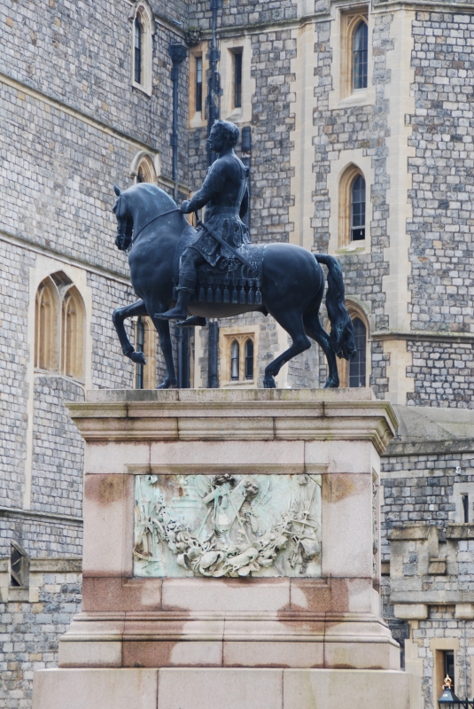 Keywords: Windsor Castle Nikon Statue